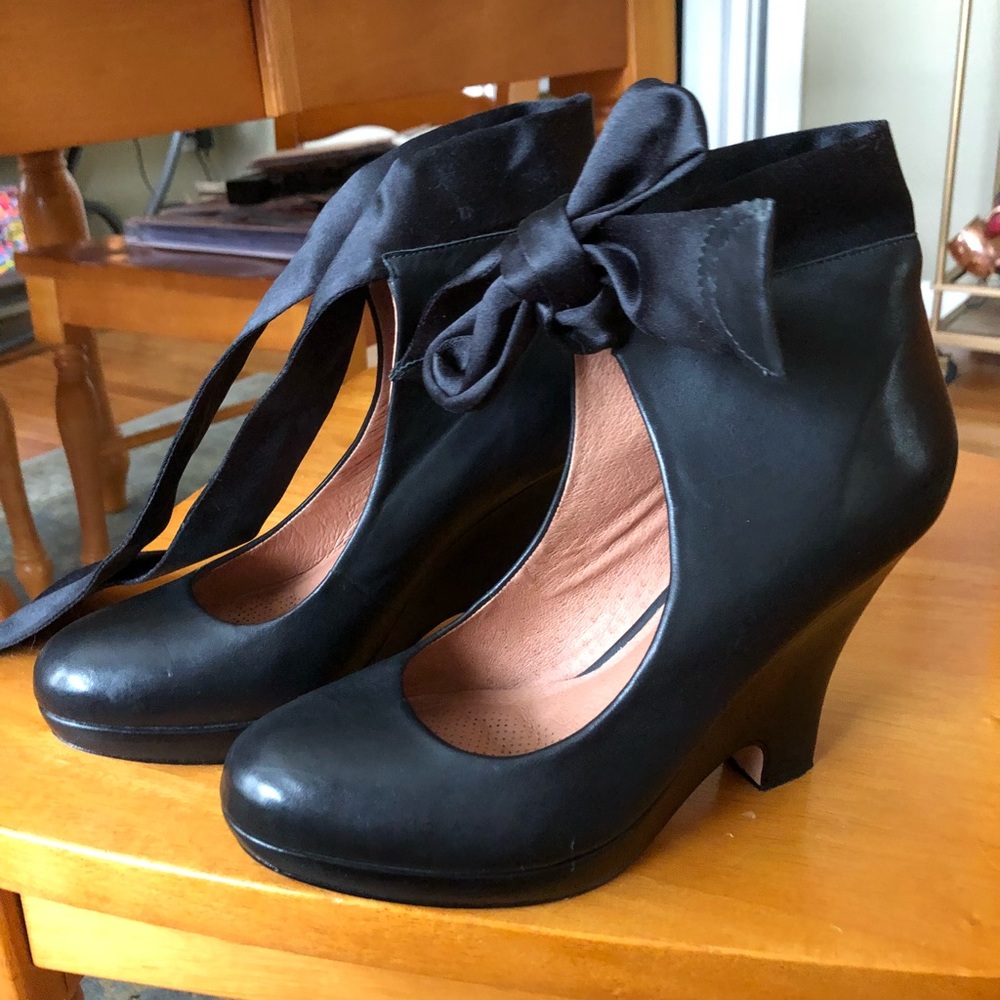 Adorable black wedges!